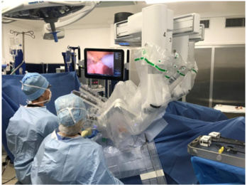 Les bras du robot chirurgical multiplient la dextérité du chirurgien
