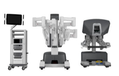 Le CHR a choisi d’acquérir le Da Vinci X pour ses nombreuses qualités : une vision 3D HD amplifiée,
une caméra plus ergonomique,
un repérage précis des tumeurs par fluorescence,
un agrafage plus performant,
une console encore plus confortable.
Da Vinci X est également et surtout un système adaptable et Le robot
évolutif.
Le premier robot est arrivé en janvier et remplacera le robot actuel dès fin février. Quant au robot supplémentaire, il sera en fonctionnement fin mars. Le CHR a choisi d’acquérir le Da Vinci X pour ses nombreuses qualités : une vision 3D HD amplifiée,
une caméra plus ergonomique,
un repérage précis des tumeurs par fluorescence,
un agrafage plus performant,
une console encore plus confortable.
Da Vinci X est également et surtout un système adaptable et Le robot
évolutif.
Le premier robot est arrivé en janvier et remplacera le robot actuel dès fin février. Quant au robot supplémentaire, il sera en fonctionnement fin mars.