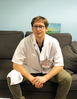 Le Dr Wilfrid Graff, chirurgien  orthopédiste au Groupe  Hospitalier Diaconesses  Croix Saint-Simon