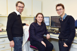 De gauche à droite : le Pr. Patrick Callier, en charge du laboratoire (GCM) du CHU Dijon Bourgogne, le Dr. Davide Callegarin, médecin et ingénieur bio-informatique au sein du laboratoire et Tristan Moro, également membre de l’équipe IA du laboratoire. ©DR