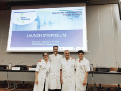 Le projet Clean Hospitals a été lancé lors de la conférence ICPC 2019. De gauche à droite, les Docteurs Alexandra Peters (Suisse), Jon Otter (Royaume-Uni), Pierre Parneix (France) et Andreea Moldovan (Roumanie).©DR