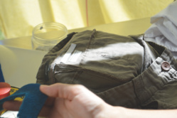 Avant d’être traité, chaque vêtement est marqué par des puces utilisant la technologie RFID UHF. © Aurélie Pasquelin Avant d’être traité, chaque vêtement est marqué par des puces utilisant la technologie RFID UHF. © Aurélie Pasquelin