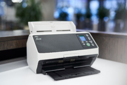 Le scanner  -8190, capable de traiter 90 pages/minute recto verso. Le scanner  -8190, capable de traiter 90 pages/minute recto verso.