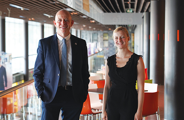 Franck Laureyns, directeur de la stratégie des affaires médicales et de la communication et Camille Delplace, chargée de mission Responsabilité populationnelle, au Centre Hospitalier de Douai. ©DR Franck Laureyns, directeur de la stratégie des affaires médicales et de la communication et Camille Delplace, chargée de mission Responsabilité populationnelle, au Centre Hospitalier de Douai. ©DR