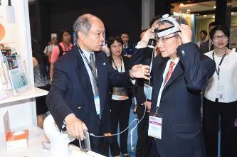 Le professeur John Leong, président de Hospital Authority, visite le Medical Fair, et discute des dernières technologies médicales avec des exposants. Il a aussi essayé certains produits.