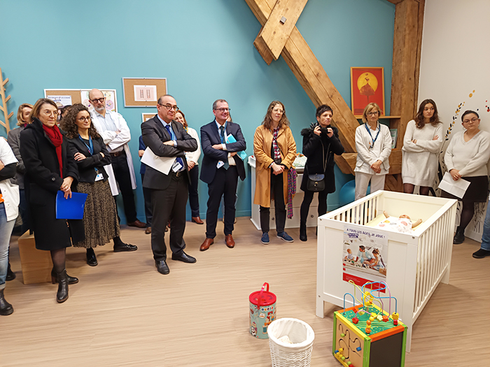 Inauguration de la chambre pédagogique le 20 décembre 2024, en présence de Dominique Soupart, Directrice du Groupement Hospitalier Nord des HCL ; Vincent Piriou, Président de la Commission Médicale d’Établissement des HCL ; Raymond Le Moign, Directeur Général des HCL ; Céline de Laurens, Adjointe au Maire de Lyon et Virginie Valentin, Directrice Générale Adjointe des HCL Inauguration de la chambre pédagogique le 20 décembre 2024, en présence de Dominique Soupart, Directrice du Groupement Hospitalier Nord des HCL ; Vincent Piriou, Président de la Commission Médicale d’Établissement des HCL ; Raymond Le Moign, Directeur Général des HCL ; Céline de Laurens, Adjointe au Maire de Lyon et Virginie Valentin, Directrice Générale Adjointe des HCL