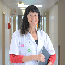 La Dr Suzette Delaloge reçoit le Grand Prix de la Recherche Ruban Rose