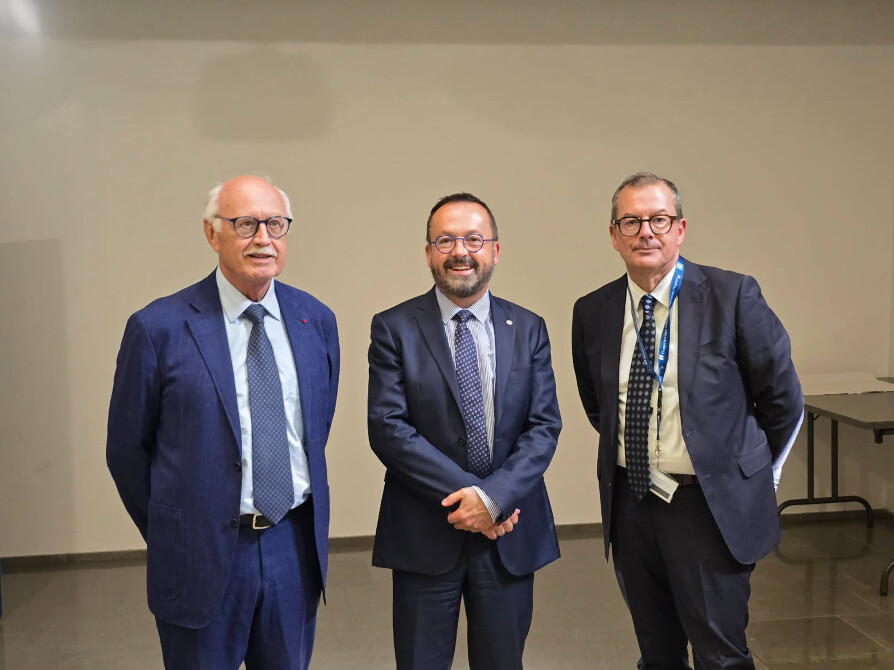 De gauche à droite : Jean-Louis Touraine, ex-président FHF Aura, Yannick Neuder, président FHF Aura, Raymond Le Moign, directeur général des HCL (droits réservés).
