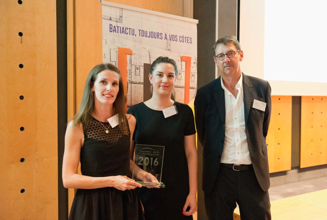 Remise du Trophée – De gauche à droite : Elodie Picourt (Chef de projet web DELABIE), Laetitia Carrier (Direction de la communication de la FNTP - Fédération Nationale des Travaux Publics), Bertrand Margot (Directeur Marketing Groupe DELABIE) - Photos Dominique Eskenazi