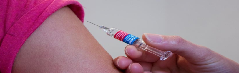 Augmenter la couverture vaccinale des soignants : retour sur deux initiatives à succès