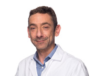 Le Dr Jean-Baptiste Rey,  pharmacien des hôpitaux et chef  du département Pharmacie
