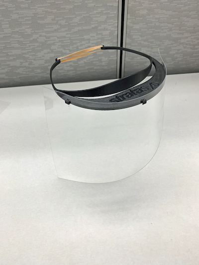 Stratasys et ses partenaires sont en train de fabriquer des milliers d'écrans faciaux à montures plastiques imprimés en 3D. © Stratasys