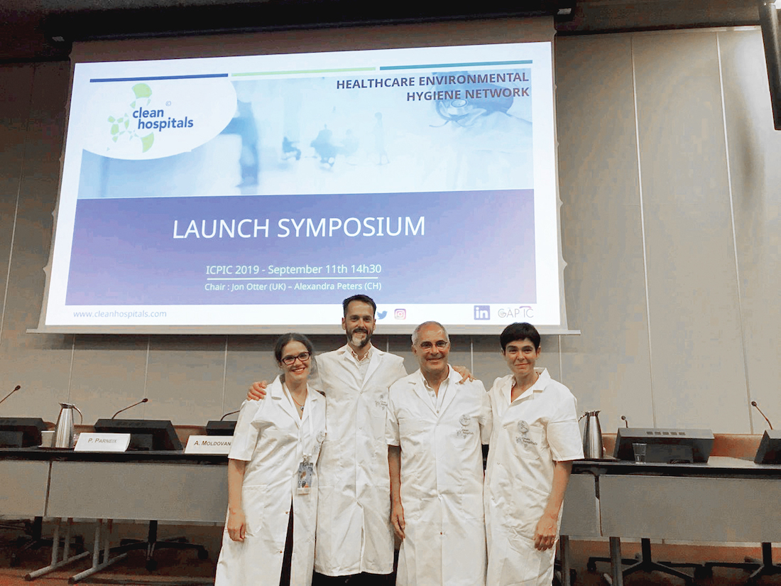 Le projet Clean Hospitals a été lancé lors de la conférence ICPC 2019. De gauche à droite, les Docteurs Alexandra Peters (Suisse), Jon Otter (Royaume-Uni), Pierre Parneix (France) et Andreea Moldovan (Roumanie).©DR