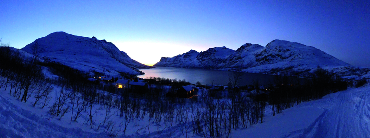 Fjord enneigé sur l’île de Kvaløya, littéralement « l’île aux baleines ». ©Célia Nilssen