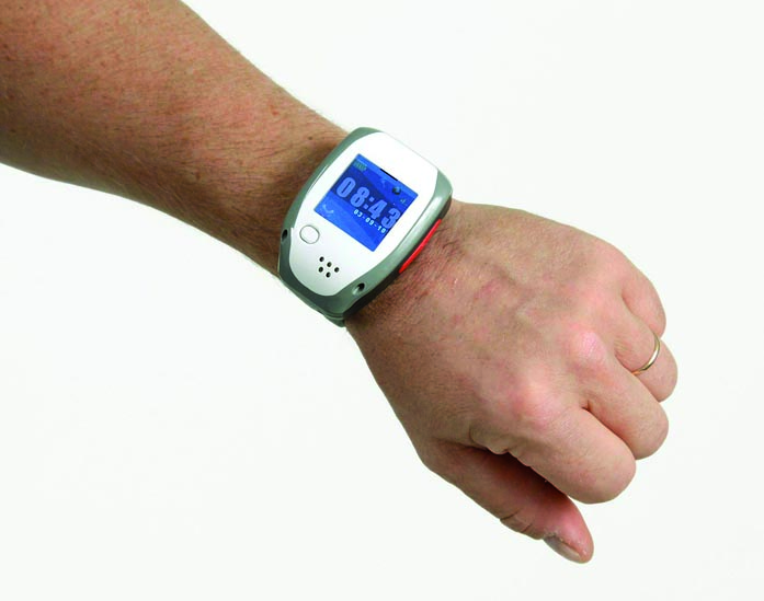 Le bracelt Bluegard, opérationnel en 10 minutes pour assurer la sécurité des patients âgés ou Alzheimer