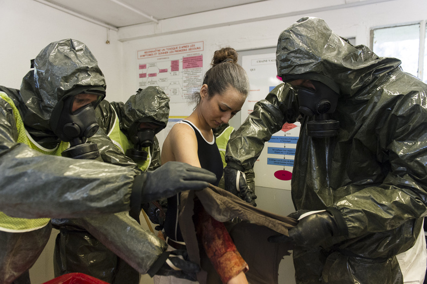 Exercice civilo-militaire de décontamination chimique à Lyon