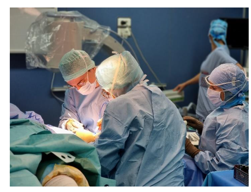 Curieux! s’associe au CHU de Bordeaux et lance un concept inédit en France : des podcasts immersifs au bloc opératoire Curieux! s’associe au CHU de Bordeaux et lance un concept inédit en France : des podcasts immersifs au bloc opératoire