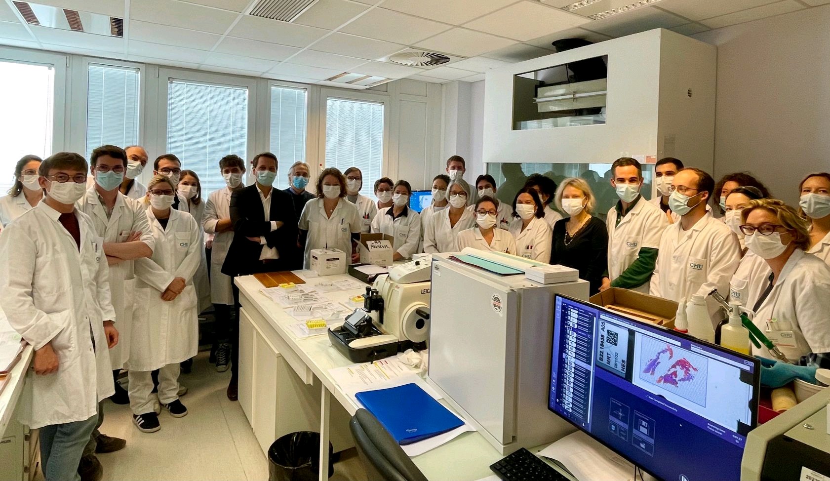 L’équipe du service d’anatomie pathologique est passée au « tout numérique » en novembre 2022. ©DR L’équipe du service d’anatomie pathologique est passée au « tout numérique » en novembre 2022. ©DR