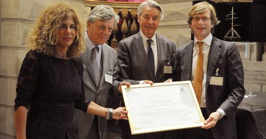 De gauche à droite, Willem van Eeghen, Madame Emma Marcegaglia remettant le Prix à Monsieur Fulvio Renoldi Bracco et François Saint Bris