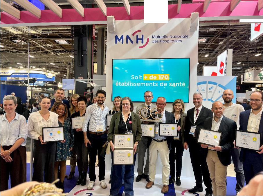 Remise des prix à SantExpo en présence de Laurence Garo, Directrice Générale des Hôpitaux Confluence, de Sophie Laurence, Directrice de l’investissement et de la stratégie patrimoniale des Hôpitaux Confluence, de Benoît Fraslin, Président de la MNH, et d’Alexis Pivert, Geovelo – mercredi 21 mai 2025. Remise des prix à SantExpo en présence de Laurence Garo, Directrice Générale des Hôpitaux Confluence, de Sophie Laurence, Directrice de l’investissement et de la stratégie patrimoniale des Hôpitaux Confluence, de Benoît Fraslin, Président de la MNH, et d’Alexis Pivert, Geovelo – mercredi 21 mai 2025.