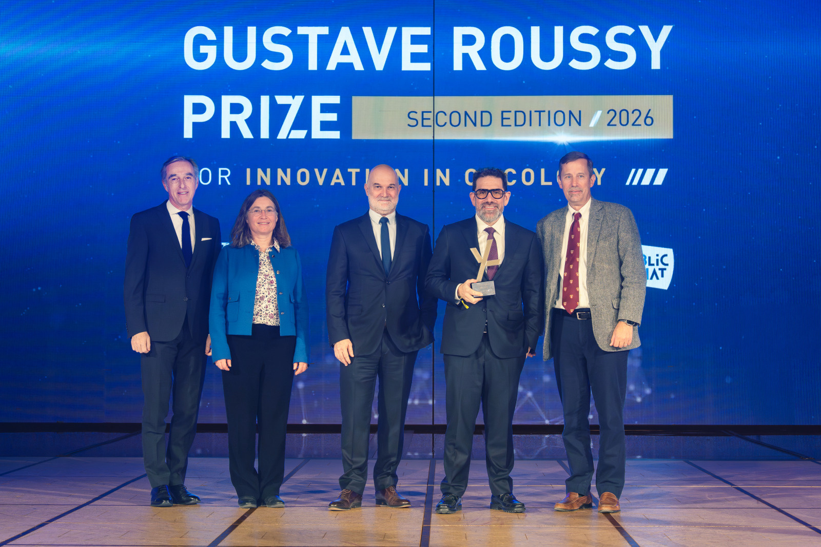 Éric Ducournau, directeur général des Laboratoires Pierre Fabre ; Anne Paoletti, directrice de la Fondation Gustave Roussy ; Pr Fabrice Barlesi, directeur général de Gustave Roussy ; Pr Luis Diaz Jr., lauréat 2026 du Prix Gustave Roussy ; Pr David Tuveson, président du jury du Prix Gustave Roussy" - (c) Institut Gustave Roussy