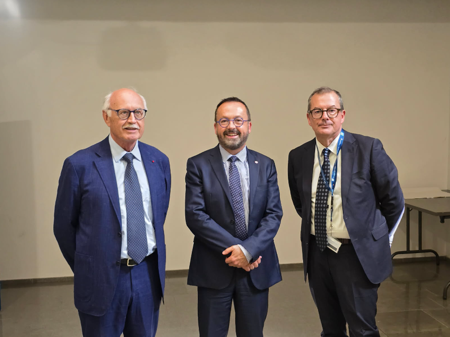 De gauche à droite : Jean-Louis Touraine, ex-président FHF Aura, Yannick Neuder, président FHF Aura, Raymond Le Moign, directeur général des HCL (droits réservés).