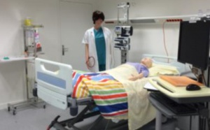 Chambre des erreurs, réalité virtuelle, quiz box : l’hôpital Foch accompagne le personnel infirmier avec des sessions de formation à la fois ludiques et pratico-pratiques